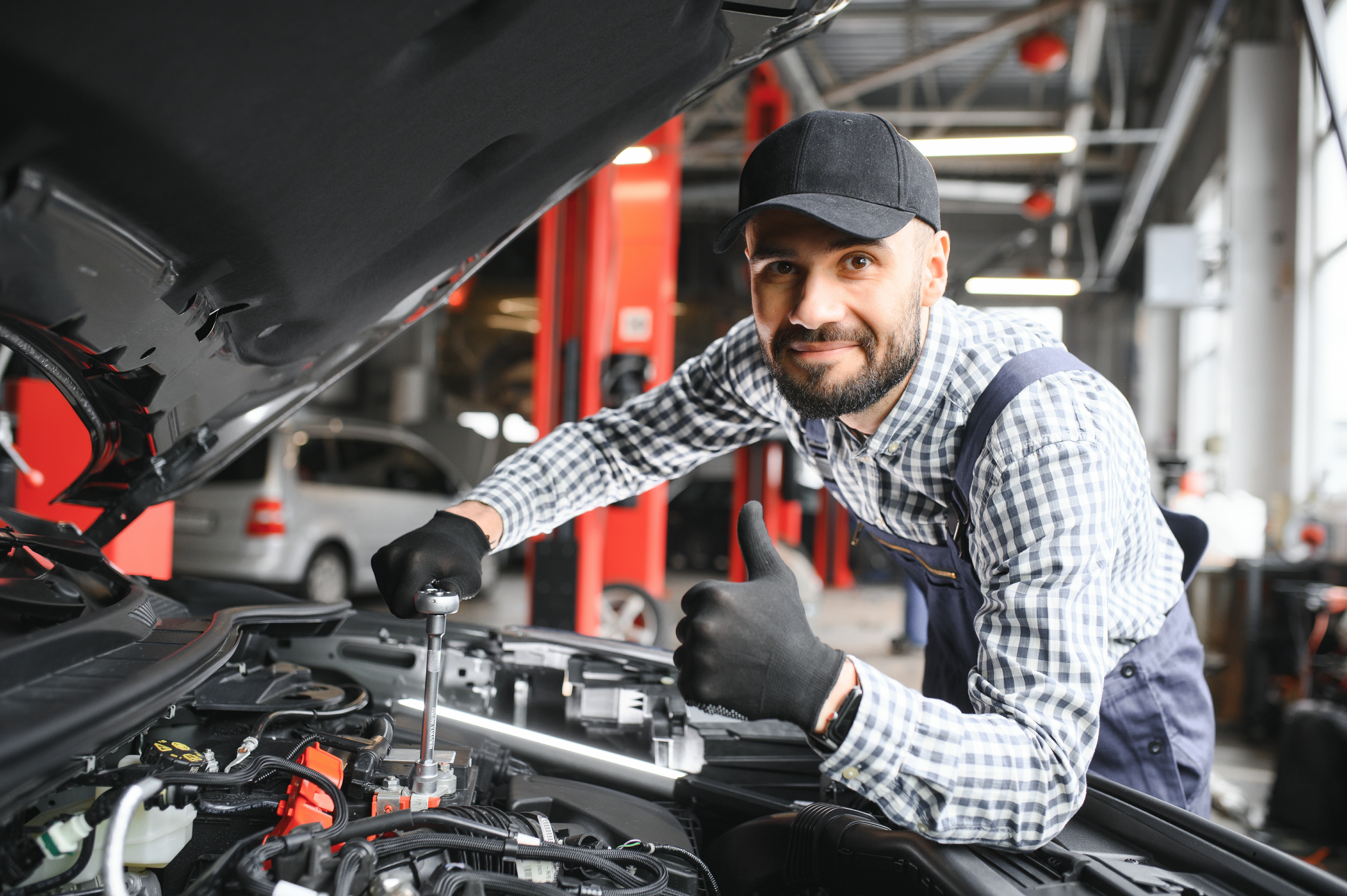 Mecánico trabajando en el motor de un coche